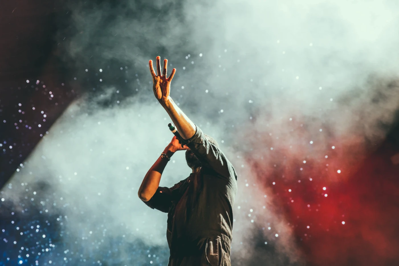 un chanteur à son concert se tenant devant la scene