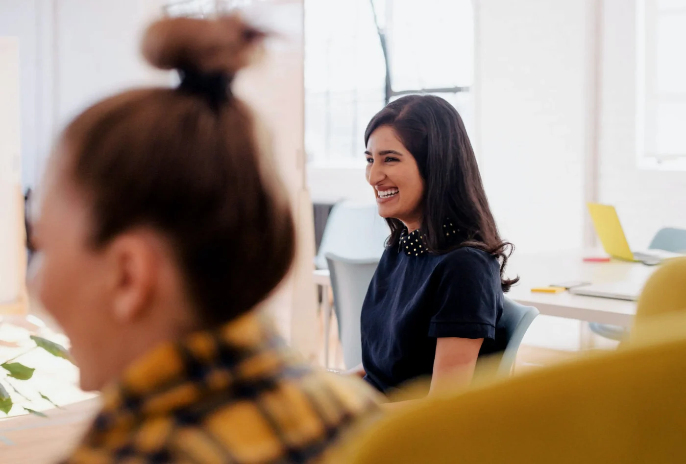 des employé de bureau tout sourire