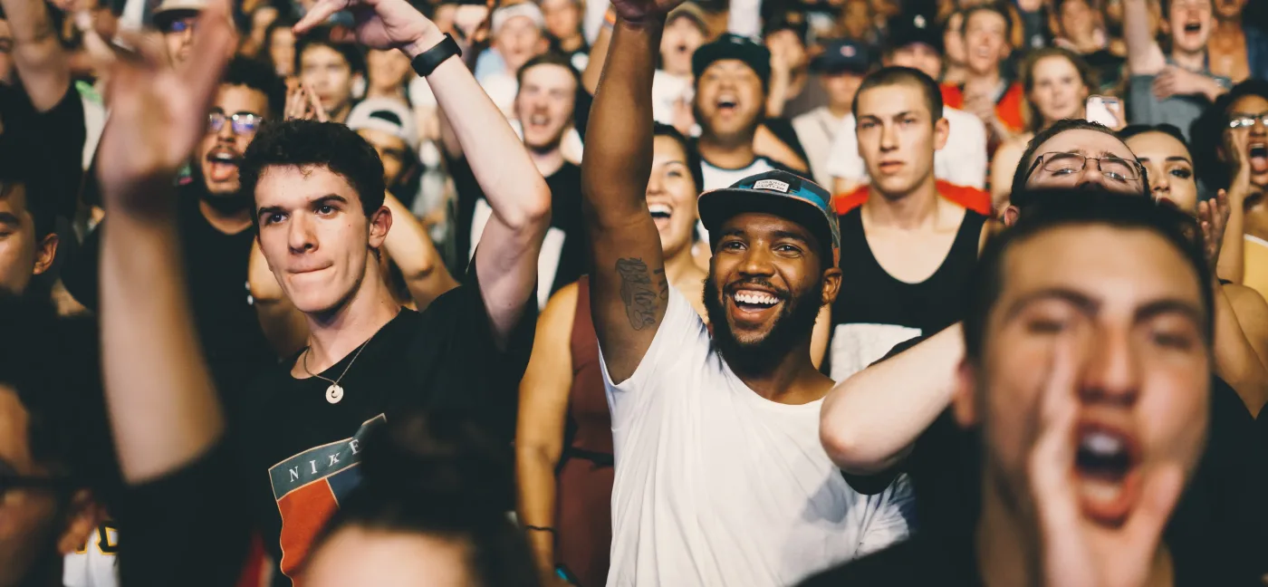 L'audience d'un concert, les mains en l'air, passant du bon temps